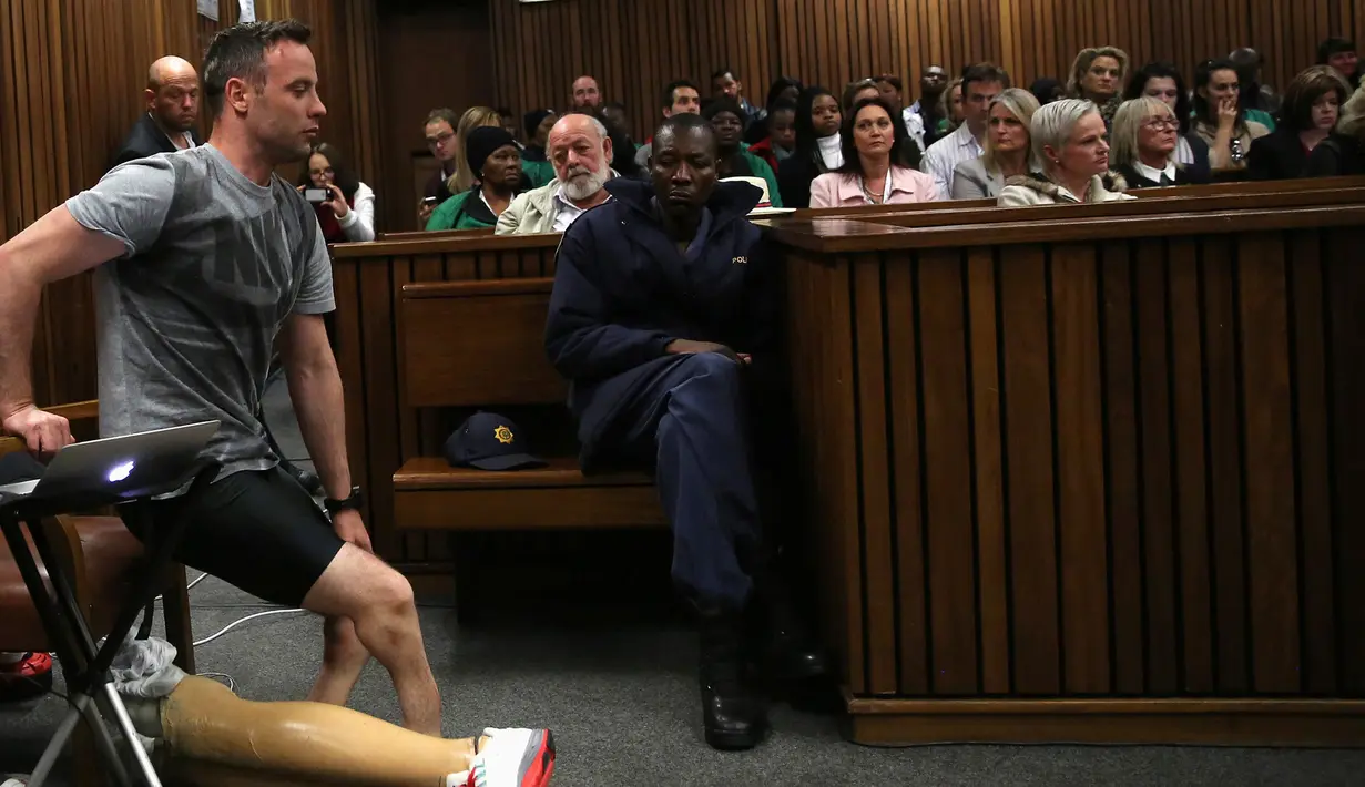 Oscar Pistorius saat menjalani sidang  kasus pembunuhan di Pretoria , Afrika Selatan 15 Juni 2016 Pria ini tercatat sebagai pelari berkaki palsu yang menjadi atlet pertama yang terjun baik di Olimpiade maupun di arena Paralimpiade. (REUTERS / Alon Skuy)