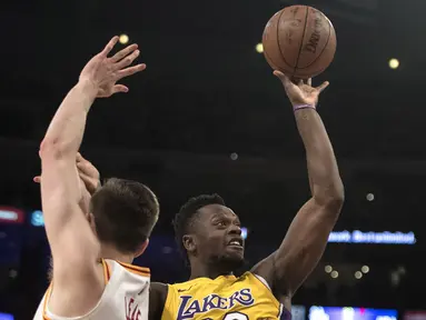 Pemain Los Angeles Lakers, Julius Randle (kanan) berusaha memasukan bola saat diadang pemain Indiana Pacers, T.J. Leaf, pada lanjutan NBA basketball game di Staples Center, Los Angeles, (19/1/2018). Lakers menang 99-86. (AP/Kyusung Gong)