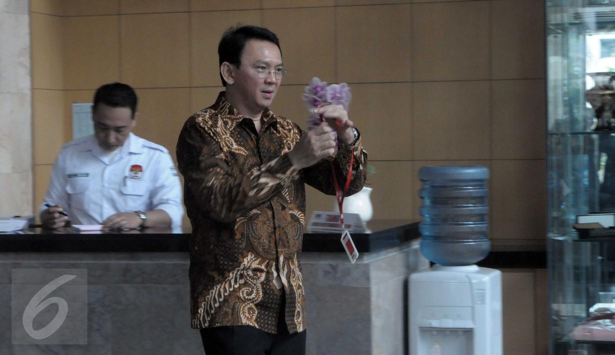 Gubernur DKI Jakarta Basuki 'Ahok' Tjahaja Purnama usai mengisi buku tamu di KPK, Jakarta, Selasa (12/4). Ahok memenuhi panggilan KPK untuk dimintai keterangan dalam penyelidikan dugaan korupsi pembelian lahan RS Sumber Waras. (Liputan6.com/Helmi Afandi)
