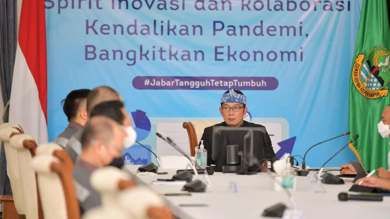 Gubernur Jawa Barat M Ridwan Kamil menerima audiensi proyek Kereta Cepat Jakarta-Bandung (KCJB) terkait target opersional dan perumusan potensi pengembangan kawasan dan stasiu  KCJB di Pakuan, Kamis (7/4/2022). (Rizal FS/Biro Adpim Jabar).