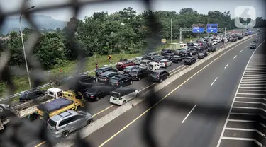 Kendaraan wisatawan terjebak penutupan jalur Puncak akibat sistem satu arah di Tol Jagorawi, Pandansari, Bogor, Jawa Barat, Minggu (19/9/2021). Polres Bogor menutup sementara jalur arah Puncak Pass seiring pemberlakuan sistem satu arah kendaraan dari Puncak ke Jakarta. (merdeka.com/Iqbal S. Nugroho)