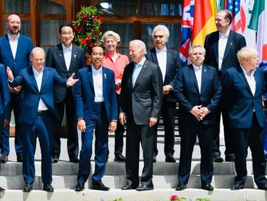 Presiden Joko Widodo atau Jokowi (depan ketiga kiri) foto bersama para pemimpin G7 di lokasi KTT G7, Schloss Elmau, Jerman, Senin (27/6/2022). Presiden Jokowi disambut resmi oleh Kanselir Jerman Olaf Scholz. (Foto: Biro Pers Sekretariat Presiden)
