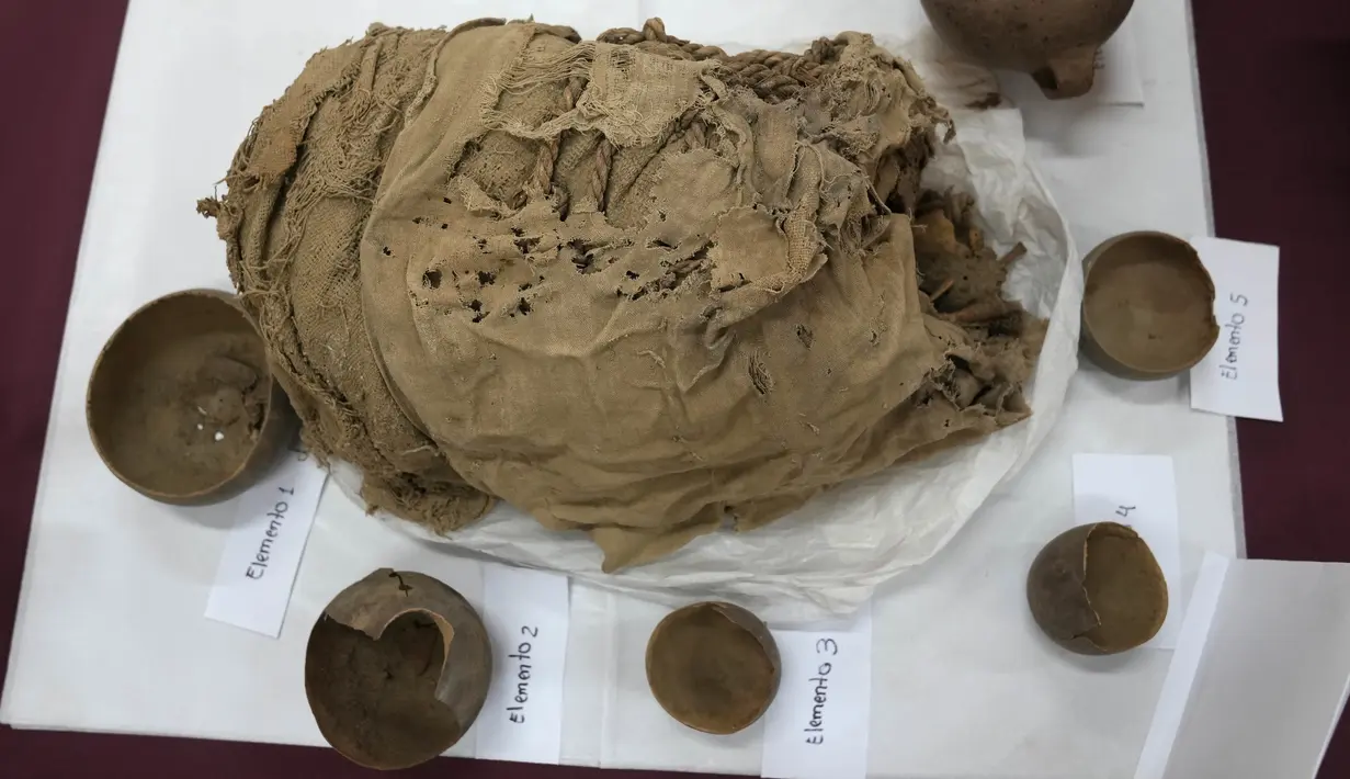Mumi anak yang tampaknya dikorbankan untuk menemani seorang bangsawan yang telah meninggal ke alam baka, yang baru-baru ini ditemukan oleh para arkeolog yang bekerja di kota pra-Inca terbesar kedua di Peru, ditampilkan di Universitas San Marcos, Lima, 22 Februari 2022. (AP Photo/Martin Mejia)