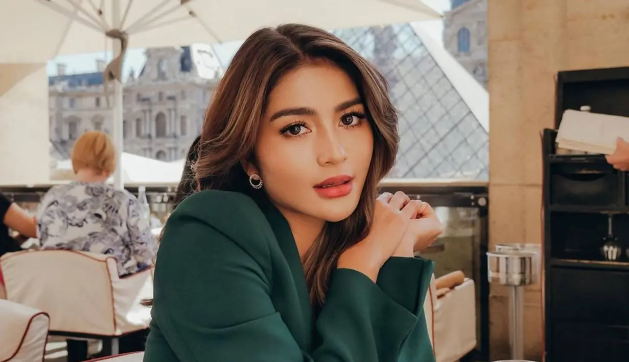 Belakangan ini banyak selebriti menjalani ibadah umrah ke tanah suci. Selain umrah, banyak pula yang menikmati momen liburan ke luar negeri seperti Nikita Willy bersama keluarga kecilnya, hingga Debi Sagita yang tengah mengunjungi Paris. Dalam momen liburannya ini para selebriti banyak membagikan momen serunya menikmati indahnya momen di media sosial Instagram. (Liputan6.com/IG/@debisagita)