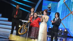 Aprillyani Sofa Marwaningtyas  saat menyampaikan sambutannya seusai menyabet penghargaan Liputan6 Award 2015 untuk kategori Anak Muda Kreatif dengan karyanya pembasmi jamur, di Studio Emtek, Jakarta, Rabu (20/5). (Liputan6.com/Faizal Fanani)