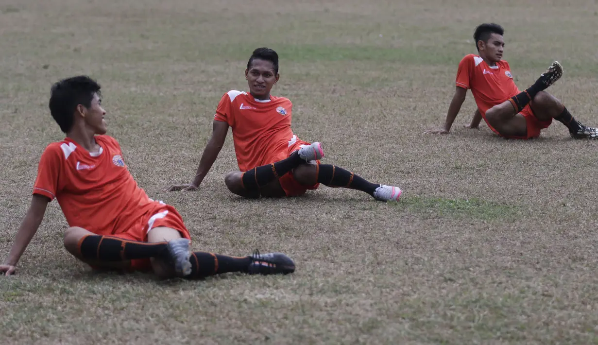 Sejumlah pemain Persija melakukan pendinginan usai berlatih jelang turnamen Piala Jenderal Sudirman di Lapangan National Youth Training Center, Sawangan, Depok, Jawa Barat, Senin (2/11/2015). (Bola.com/Vitalis Yogi Trisna)