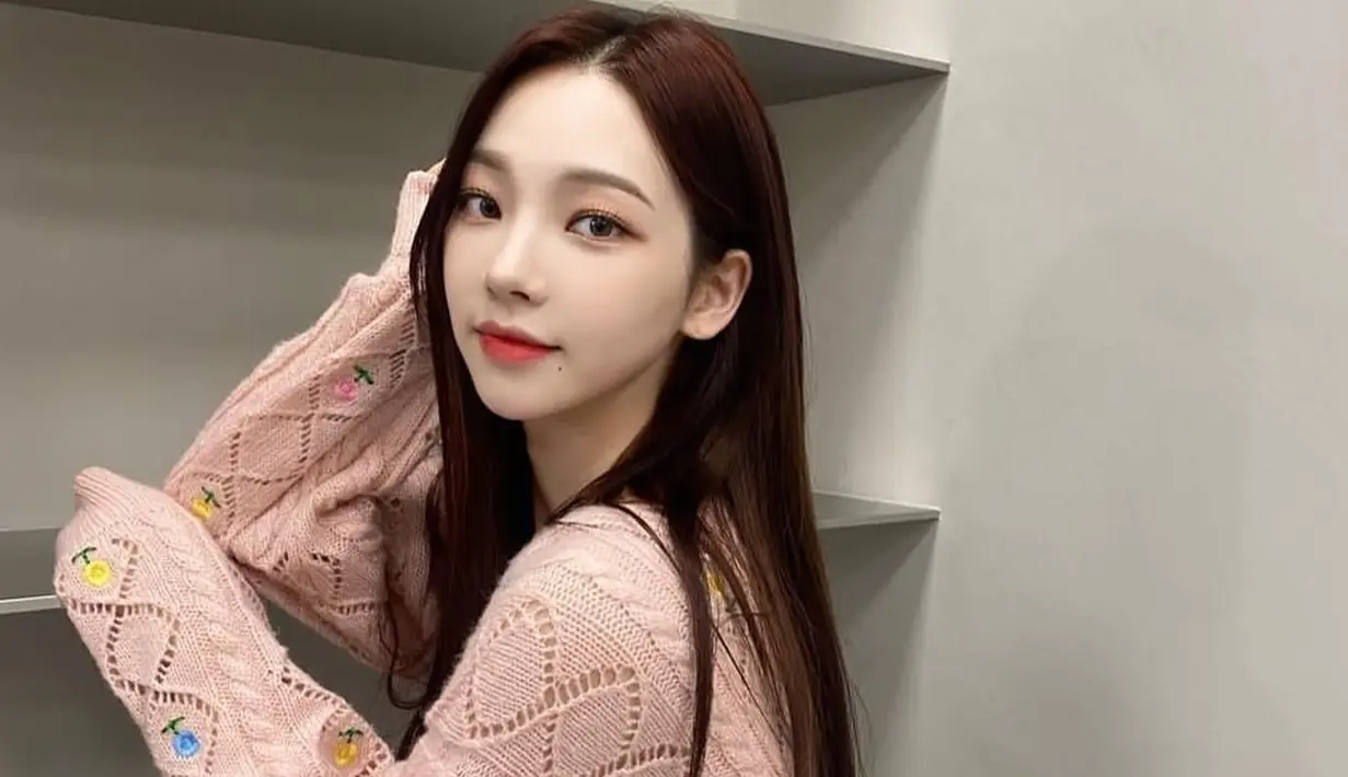 Outfit ini menjadi pilihan tepat untuk ciwi-ciwi pink maniac. Pink knitted top yang di mix dengan plaid skirt bisa bikin kamu terlihat seperti anak SMA yang selalu menjadi primadona sekolah. [@aespa_official]