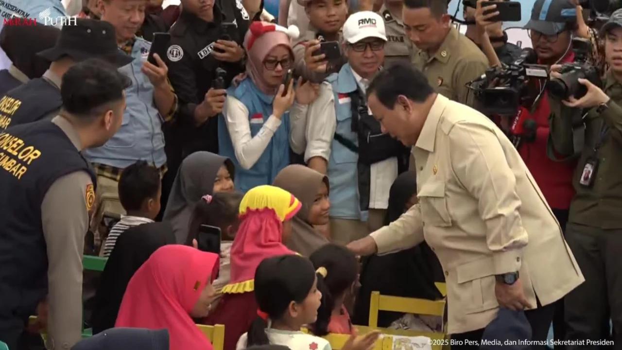 Potret Anak-Anak Pengungsian Banjir Agam Sumbar, Cium Tangan Penuh Harapan Dikunjungi Presiden Prabowo Subianto