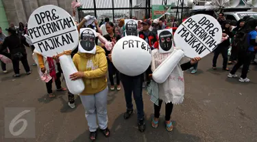 Massa yang tergabung dalam Jaringan Nasional Advokasi Pekerja Rumah Tangga (Jala PRT) melakukan unjuk rasa di depan Gedung DPR, Jakarta, Rabu (7/10). Mereka mendesak DPR dan pemerintah mengesahkan UU Perlindungan PRT. (Liputan6.com/Immanuel Antonius)