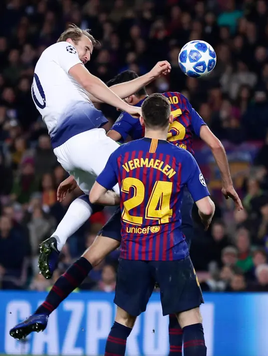 Pemain Tottenham Hotspur, Harry Kane menyundul bola saat melawan Barcelona pada matchday keenam Grub B Liga Champions di Stadion Camp Nou, Barcelona, Selasa (11/12). Tottenham dan Barcelona lolos ke 16 besar Liga Champions. (AP Photo/Manu Fernandez)