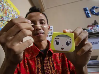 Karyawan melakukan rancang bangun model kertas atau papercraft di rumah produksi Ichinogami di Kemanggisan, Jakarta Barat, Kamis (31/8/2023). (Liputan6.com/Angga Yuniar)