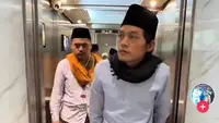 Saat di lift Gus Iqdam hendak menuju masjid untuk sholat Jumat di Madinah