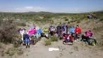 Warga memakai kacamata khusus untuk menyaksikan gerhana matahari total di Piedra del Aguila, Argentina, Senin (14/12/2020). Gerhana matahari total terlihat dari wilayah Patagonia utara Argentina dan dari Araucania di Chili. (AP Photo/Natacha Pisarenko)