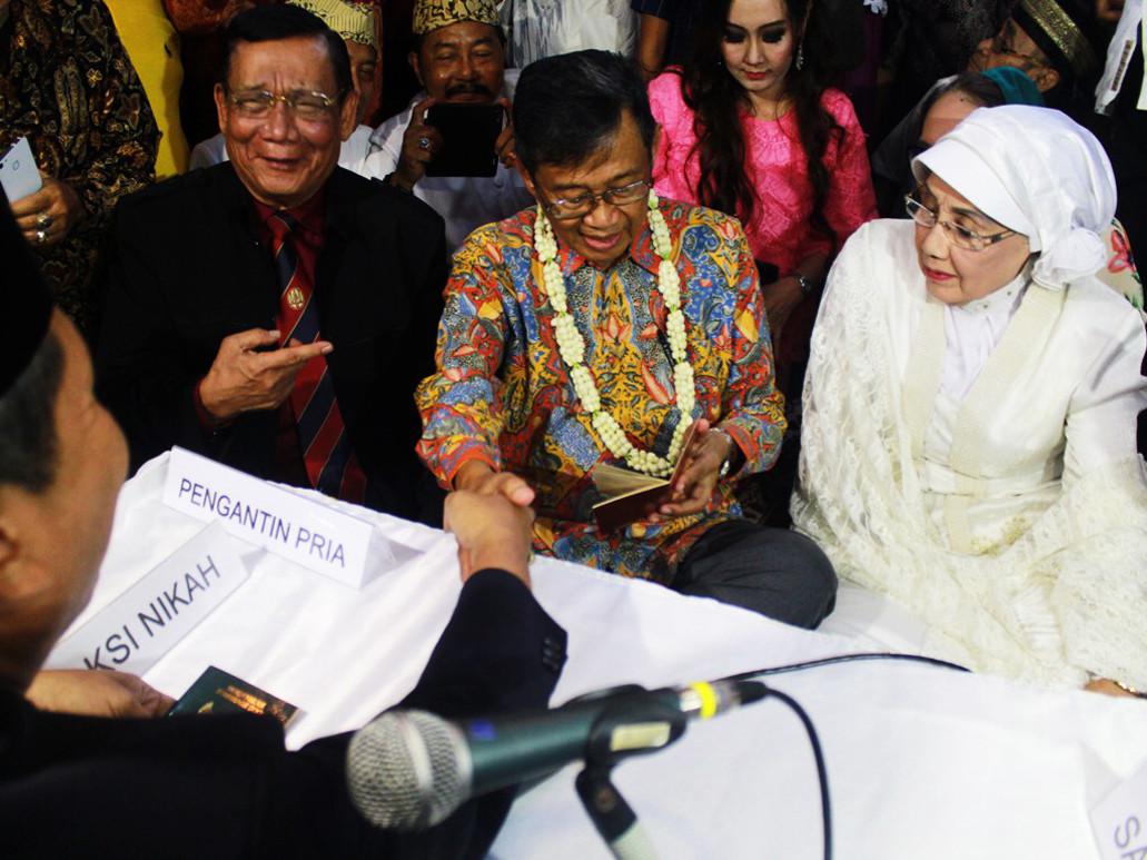 Masjid Agung Sang Cipta Rasa, Keraton Kasepuhan Cirebon, menjadi saksi bisu pernikahan tokoh penting sastra Indonesia Ajip Rosidi dan aktris senior Nani Wijaya pada Minggu (16/4/2017). (Liputan6.com/Panji Prayitno)