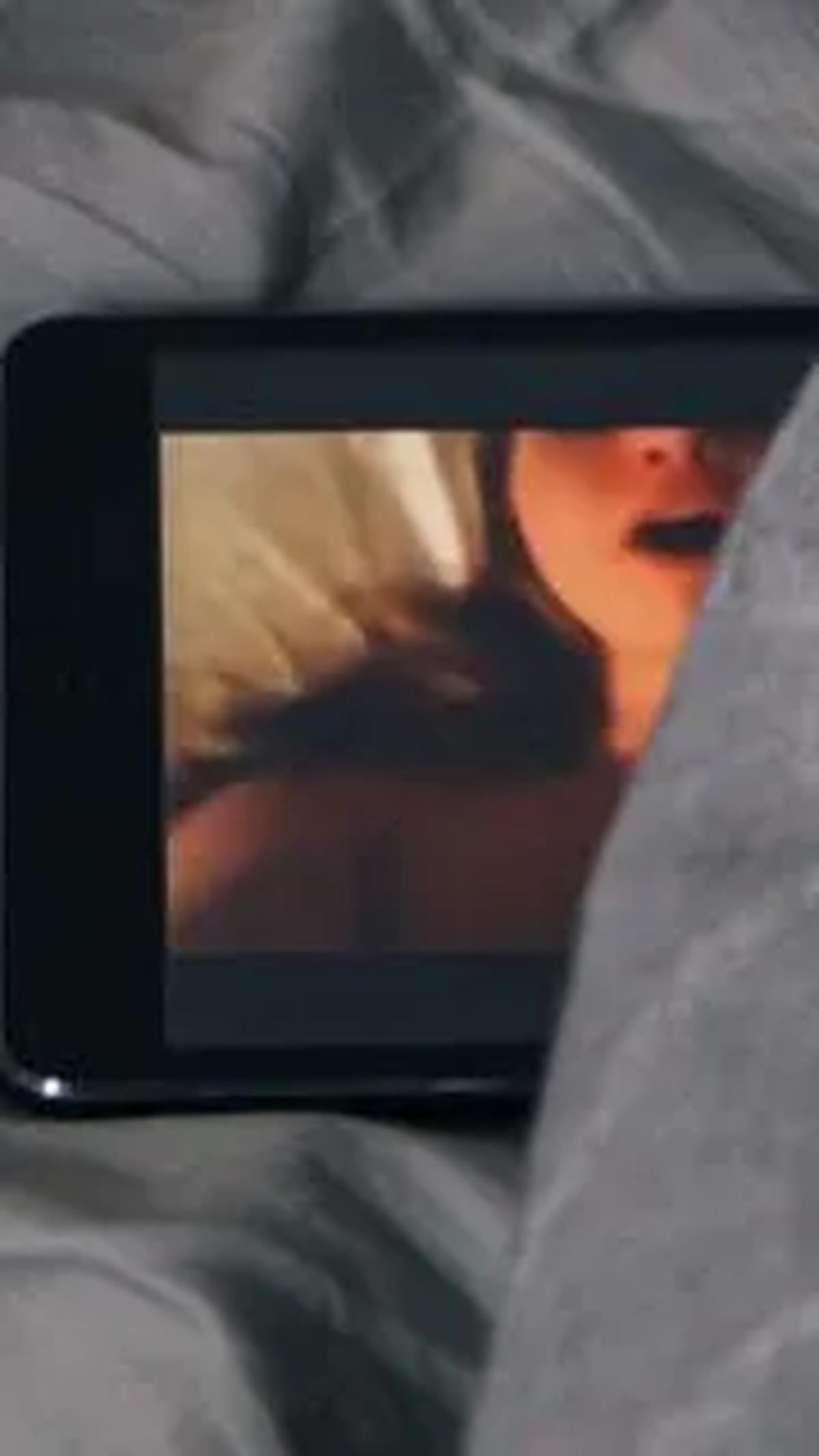 Terungkap pula, penyebar video mesum itu tak lain adalah SA, istri MA. Ceritanya, SA membuka ponsel suaminya dan syok menemukan video adegan syur MA dan wanita lain.