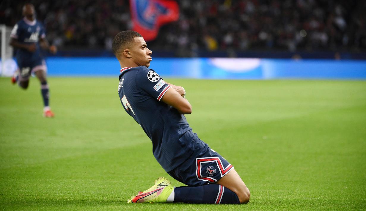 Kylian Mbappe - Pemain incaran Real Madrid ini belum juga memperpanjang kontrak dengan PSG meski akan berakhir pada 30 Juni 2022. Jika hingga batas waktu kedua pihak menemui jalan buntu maka Mbappe bisa saja pergi secara gratis pada bursa transfer musim panas 2022 nanti. (AFP/Franck Fife)