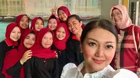 Bella Saphira potret bersama dengan karyawan restorannya jelang buka kembali setelah tutup sejak 1 April 2020 (Dok.Instagram/@bellasaphiraofficial/https://www.instagram.com/p/CBknxs8Hmf4/Komarudin)