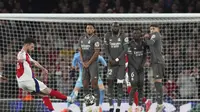 Declan Rice mencetak gol lewat tendangan bebas akurat saat Arsenal mengalahkan Real Madrid pada leg 1 perempat final Liga Champions 2024/2025 di Emirates Stadium, Rabu (9/4/2025) dini hari WIB. (AP Photo/Frank Augstein)