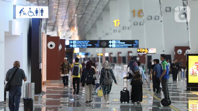 Calon penumpang berjalan di Terminal 3 Bandara-Soekarno Hatta, Tangerang, Banten. (Liputan6.com/Angga Yuniar)