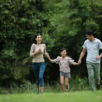 Anak yang merasa aman secara emosional akan lebih berani mengekspresikan perasaan, mencoba hal baru, dan belajar dari kesalahan. [Dok/freepik.com/jcomp]