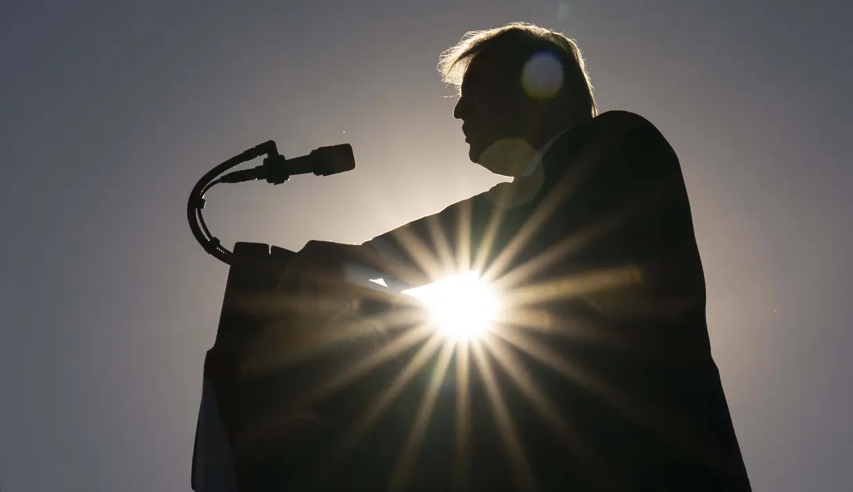 Presiden Donald Trump berbicara pada rapat umum kampanye di Bandara Carson City di Carson City, Nevada pada 18 Oktober 2020. (AP Photo/Alex Brandon)