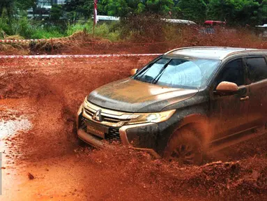 All New Pajero Sport  saat melakukan Test Drive and Ride`di Jakarta, Kamis (25/2). Dalam ajang test drive and ride juga turut menghadirkan  Pereli Paris Dakar, Hiroshi Matsuoka serta pereli nasional, Rifat Sungkar. (Liputan6.com/Angga Yuniar)