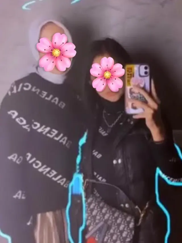 Gaya Mewah Anak Andhi Pramono Kepala Bea Cukai Makassar Pakai Turtleneck Balenciaga-Tas Dior Puluhan Juta
