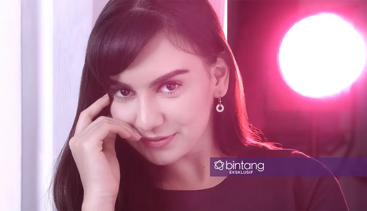 Tiga pria sering dikaitkan dalam kehidupan Irish Bella. Perempuan yang biasa disapa Ibel itu juga sering di 'jodohkan' di media sosial dengan Donny Michael. Pemeran Tama dalam Berkah Cinta. (Galih W. Satria/Bintang.com)