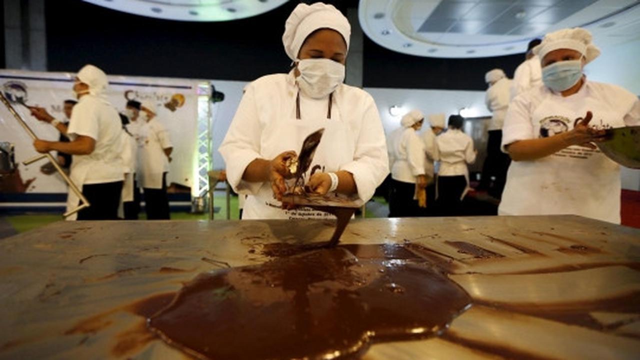 Cokelat koin raksasa seberat 1 ton pecahkan rekor dunia