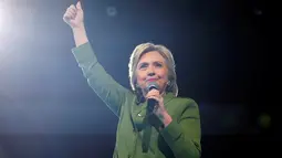Hillary Clinton mencatatkan sejarah tersebut dengan meraih suara dari delegasi 50 negara bagian dalam Konvensi Nasional Partai Demokrat di Stadion Wells Fargo, Philadelphia pada Selasa (26/7) malam. (REUTERS/Brian Snyder/File Photo)