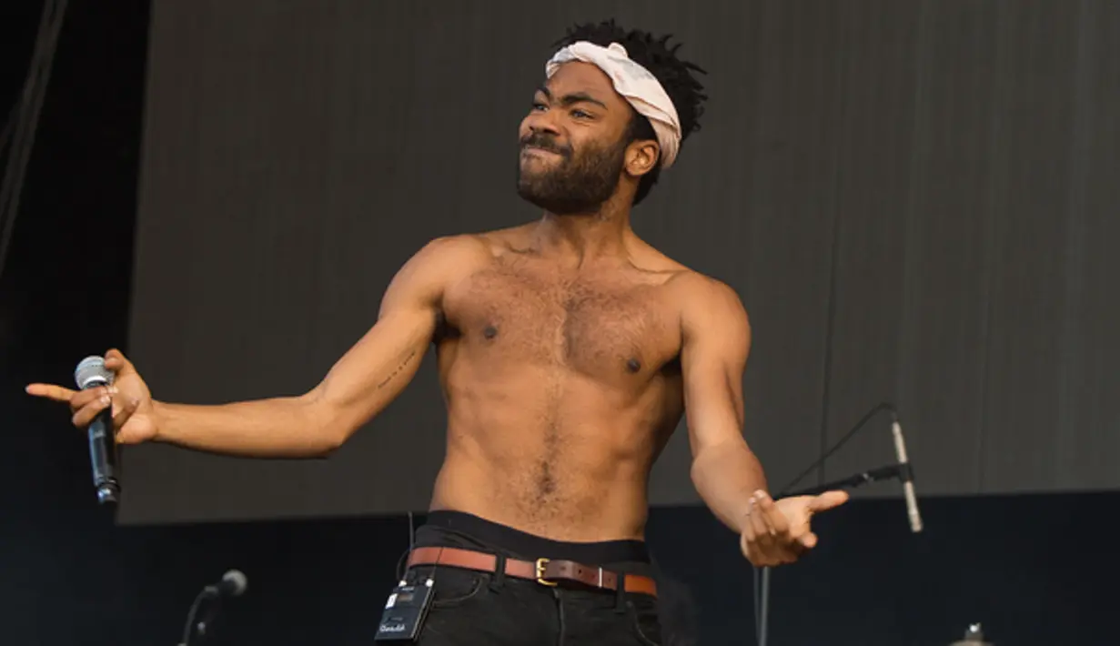 Childish Gambino tampil topless di main stage (via digital.co.uk)