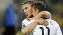 Striker Jerman Miroslav Klose (kanan) merayakan golnya ke gawang Australia dengan rekannya Lukas Podolski di babak penyisihan Grup D di Moses Mabhida Stadium, Durban, 13 Juni 2010. Jerman unggul 4-0. AFP PHOTO / JAVIER SORIANO 