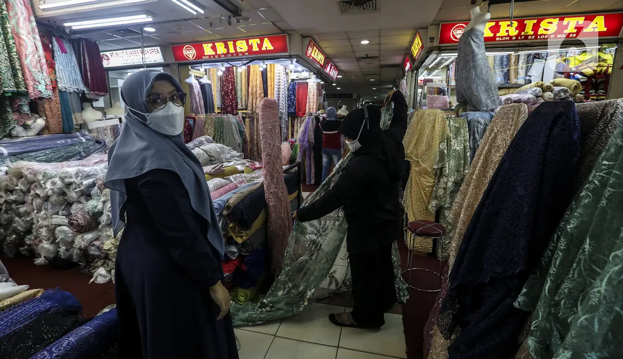 Suasana pusat penjualan pakaian dan tekstil di Pasar Tanah Abang Blok B, Jakarta, Selasa (19/1/2021). Produksi pakaian diprediksi akan membaik pada posisi 3,75 persen pada tahun ini. (Liputan6.com/Johan Tallo)