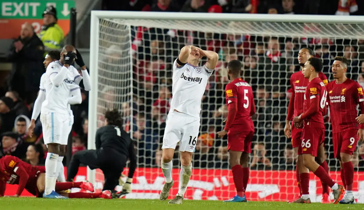Reaksi pemain West Ham Mark Noble saat menghadapi Liverpool pada pertandingan Liga Inggris di Stadion Anfield, Liverpool, Inggris, Senin (24/2/2020). Liverpool mengalahkan West Ham dengan skor 3-2. (AP Photo/Jon Super)