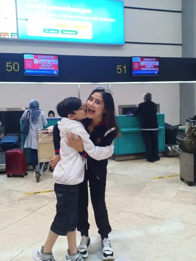 Mattwhite Aktor Cilik 'DANUR' Meninggal Dunia, Ini 6 Potret Kenangannya Bareng Prilly Latuconsina