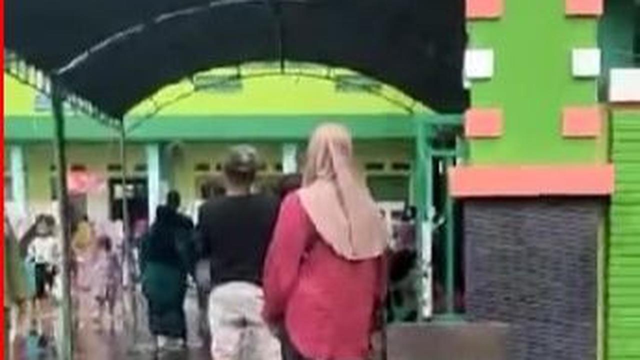 Momen Suasana Pemilu 2024 di Lokasi Banjir Besar Demak, Warga Tetap Bersemangat Datang ke TPS