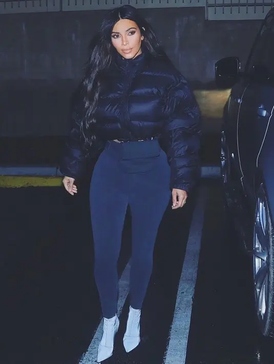 Dengan jaket dan legging, Kim Kardashian terlihat memukau ya! (instagram/kimkardashan)