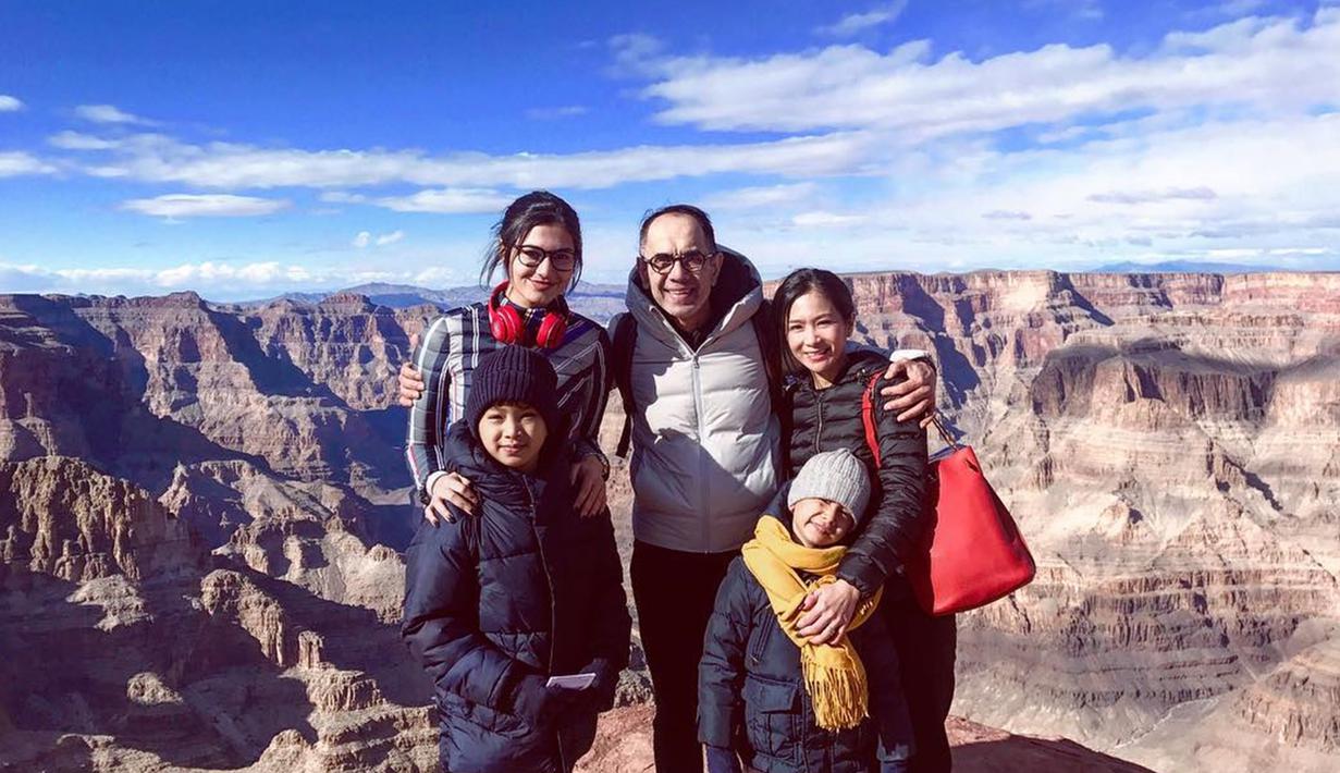 FOTO: Kompaknya Bunga Zainal dengan Anak Sambungnya ...