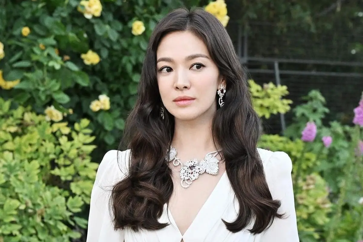 Pesona Menawan Song Hye Kyo yang Tetap Berkibar di Tengah Kabar Kelahiran Anak Pertama Song Joong Ki