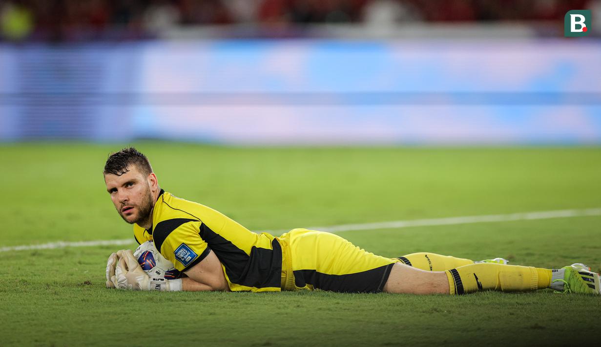 <p>Kiper Timnas Indonesia, Maarten Paes, mengamankan bola di dalam dekapannya ketika menghadapi Bahrain dalam lanjutan Kualifikasi Piala Dunia 2026 zona Asia yang digelar di Stadion Utama Gelora Bung Karno (SUGBK), Senayan, Jakarta, Selasa (25/3/2025) malam WIB. (Bola.com/Bagaskara Lazuardi)</p>