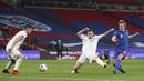 Gelandang Inggris, James Ward-Prowse (kanan) melepaskan tendangan yang berbuah gol pertama Inggris ke gawang San Marino dalam laga Kualifikasi Piala Dunia 2022 Zona Eropa Grup I di Wembley Stadium, London, Kamis (25/3/2021). Inggris menang 5-0 atas San Marino. (AP/Carl Recine/Pool)