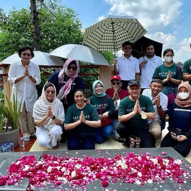 Menteri Keuangan Sri Mulyani Indrawati melalui unggahan foto di akun Instagram pribadinya @smindrawati membagikan momen berziarah ke makam kedua orangtuanya yang berada di Semarang, Jawa Tengah. (Foto Instagram @smindrawati)