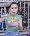 Ayu Ting Ting salah satu artis yang kerap menikmati kuliner kaki lima. Seperti belum lama ini, Ayu tampak makan mie soto Bogor di gang arah rumahnya. Meski sebagai penyanyi terkenal, ia tampak santai makan di pinggir jalan. Berikut potretnya. [Youtube/Qiss You TV]