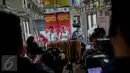 Suasana dalam diskusi peringatin hari anti korupsi di dalam KRL Jakarta-Bogor, Rabu (21/12). Diskusi tersebut bertemakan penyelamatan aset negara dari korupsi. (Liputan6.com/Faizal Fanani)