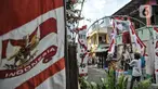 Warga menyelesaikan pemasangan ornamen bernuansa Kemerdekaan RI di "Kampung Merdeka" RW 04 Kelurahan Kebon Melati, Tanah Abang Jakarta, Rabu (11/8/2021). Kampung Merdeka dihias dengan mural dan beragam ornamen merah putih dalam rangka menyambut Hari Kemerdekaan ke-76 RI (merdeka.com/Iqbal S Nugroho)
