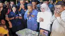 Rekan-rekan jurnalis dan Gubernur Banten Andra Soni mengikuti doa bersama yang mengiringi penghentian pencarian lima jurnalis dan tiga kru kapal Arupadhatu 1 yang hilang kontak di Selat Sunda, di Posko SAR Nasional Carita, Pandeglang, Banten, Kamis (17/9/2026). (KLY/Budy Santoso)