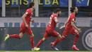 Bek Fiorentina, Martin Caceres, melakukan selebrasi usai membobol gawang Inter Milan pada laga Coppa Italia di Stadion San Siro, Rabu (29/1/2020). Inter Milan menang 2-1 atas Fiorentina. (AP/Luca Bruno)