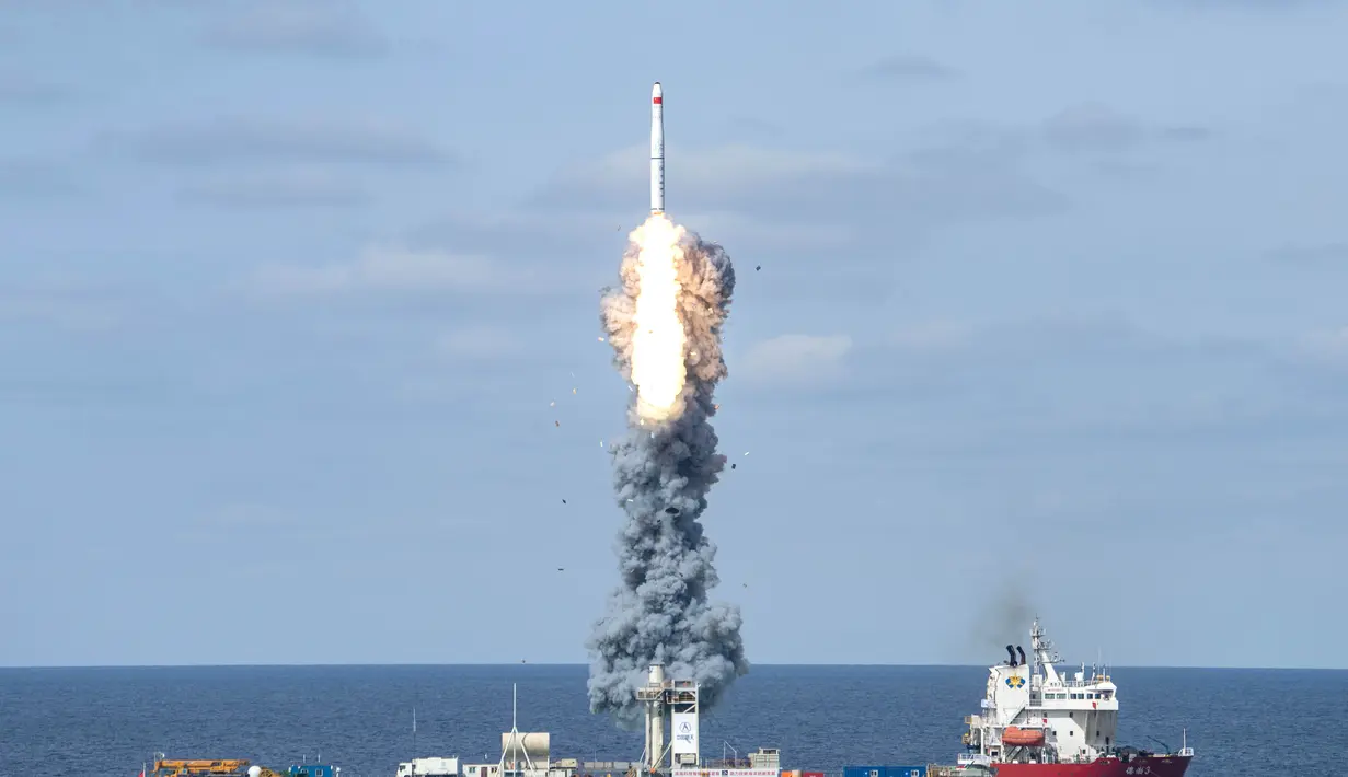 Sembilan satelit, yang tergabung dalam kelompok satelit Jilin-1 Gaofen 03-1, diluncurkan oleh roket pengangkut Long March-11 di Laut Kuning pada 15 September 2020. China pada Selasa (15/9) berhasil mengirim sembilan satelit ke orbit yang ditentukan dari Laut Kuning. (Xinhua/Cai Yang)