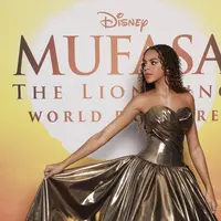 Blue Ivy tampil glamor dengan gaun emas dalam pemutaran film Mufasa. (Foto: Instagram/ Blue Ivy)