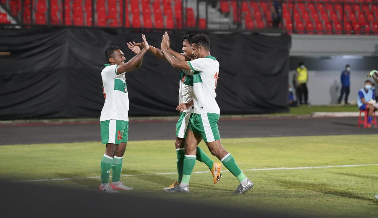 Penyerang Timnas Indonesia, Terens Puhiri (kiri) berselebrasi dengan rekan-rekannya usai mencetak gol ke gawang Timor Leste pada laga uji coba internasional di Stadion I Wayan Dipta Gianyar, Bali, Minggu (30/1/2022) malam WIB. Indonesia menang telak atas Timor Lester 3-0. (Dok Humas PSSI)